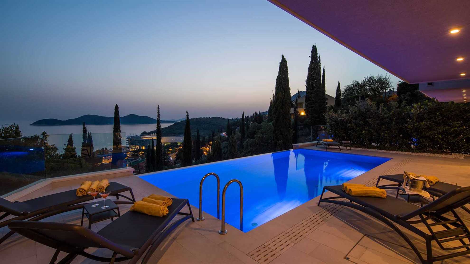 Amazing poolside villa with stunning view