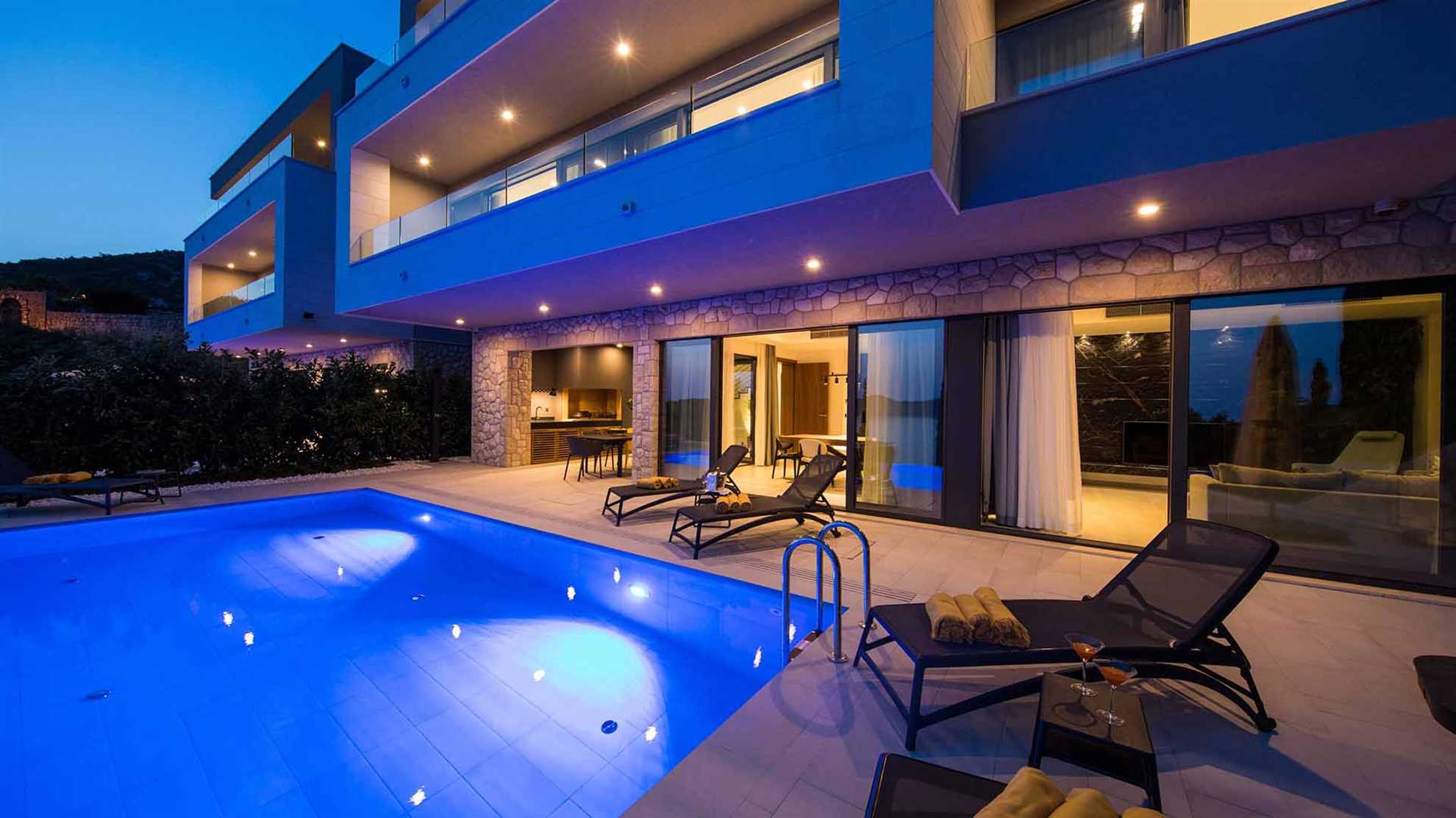 Amazing poolside villa with stunning view