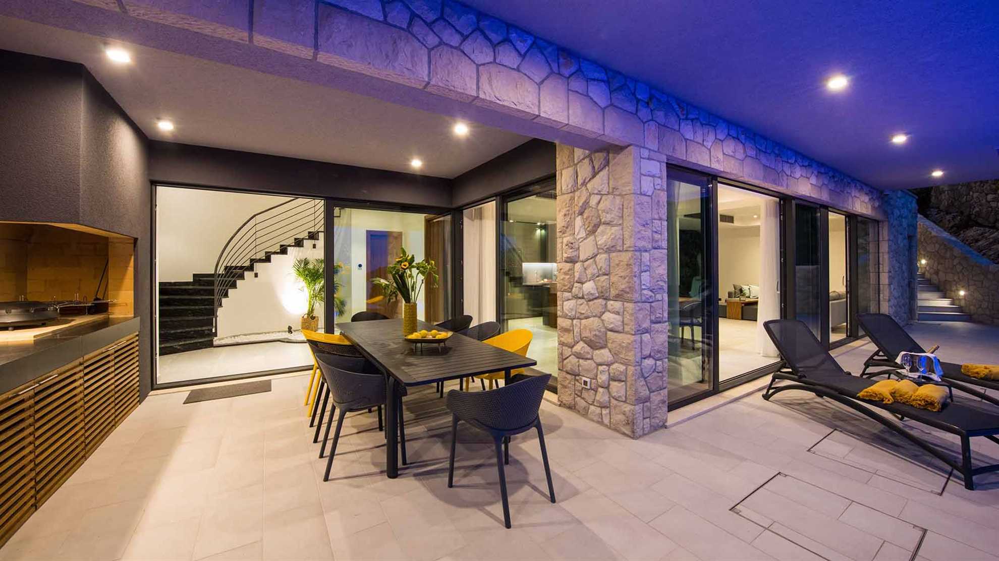 Amazing poolside villa with stunning view