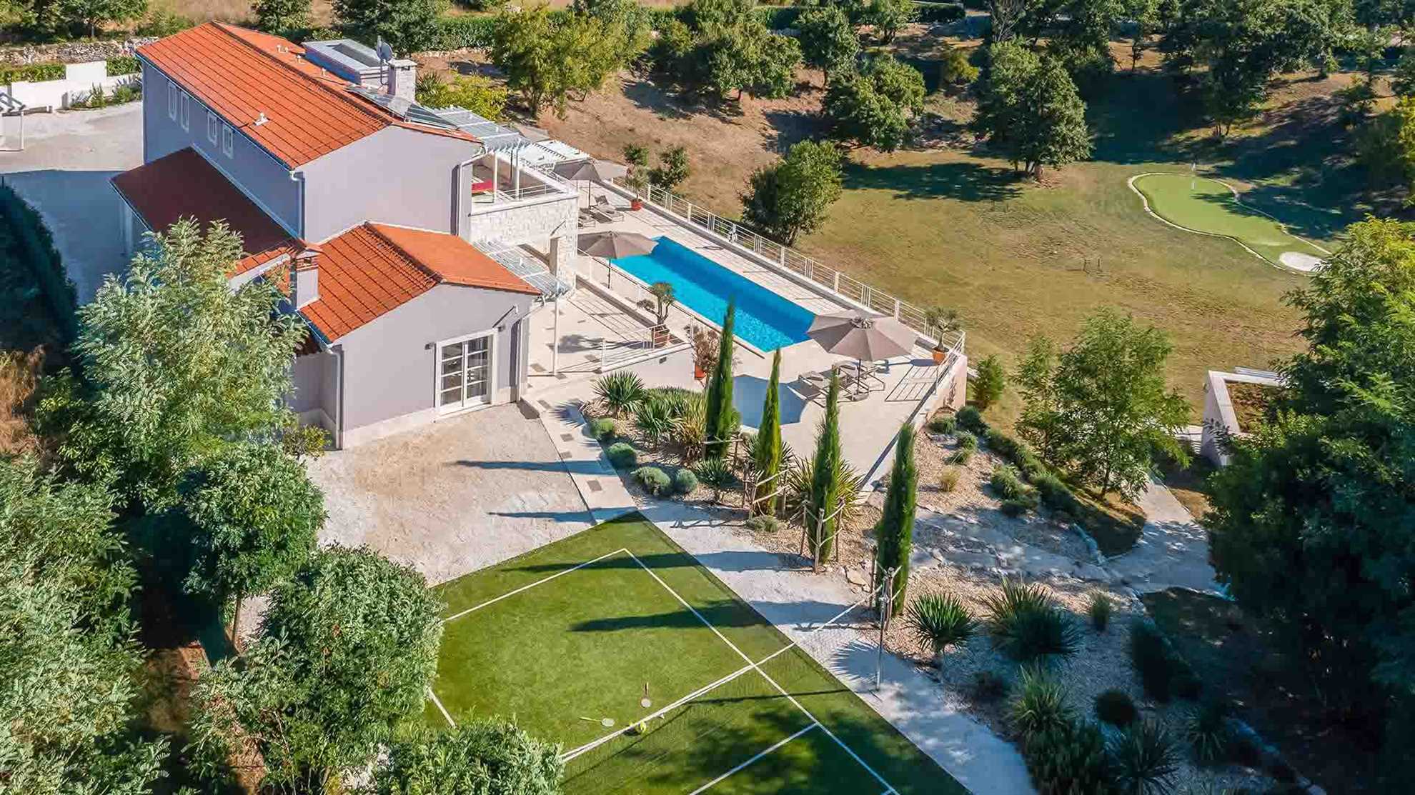 Luxurious and spacious complex for large groups