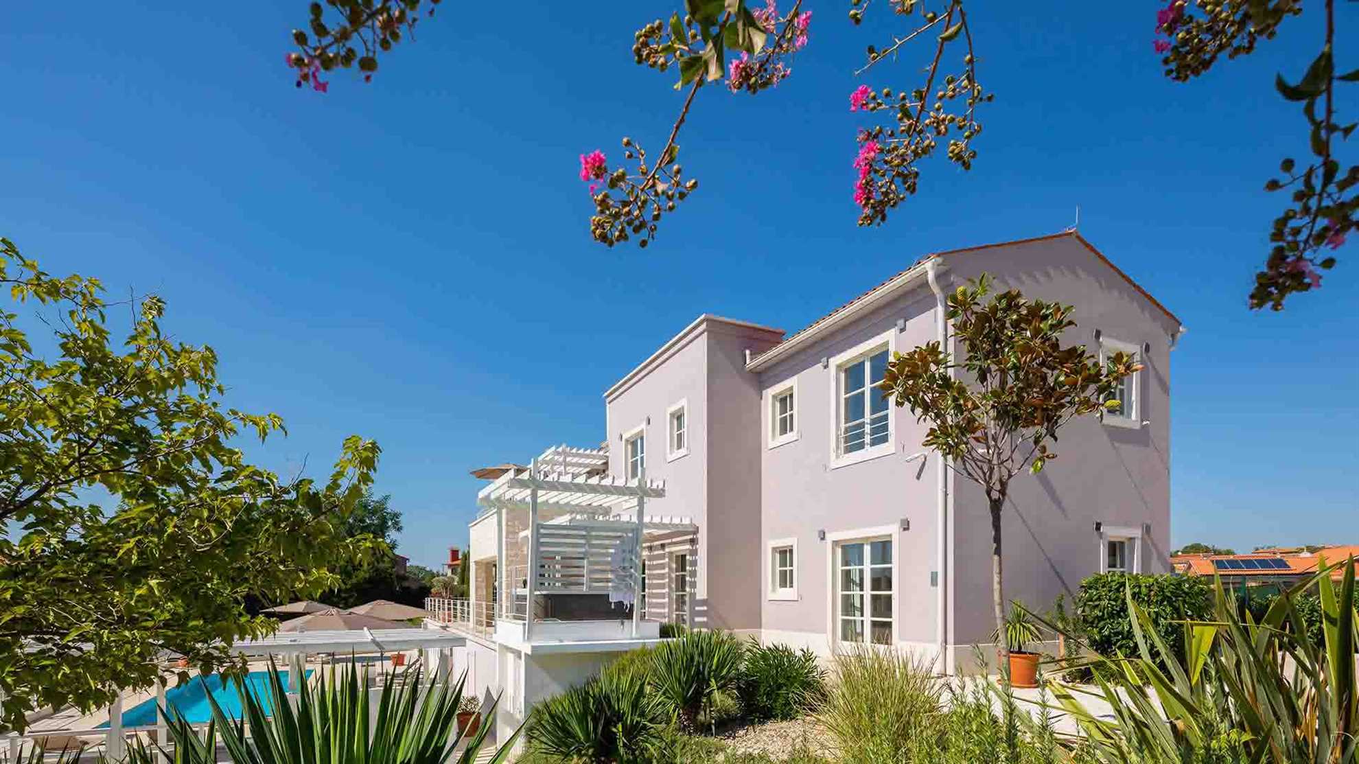 Luxurious and spacious complex for large groups
