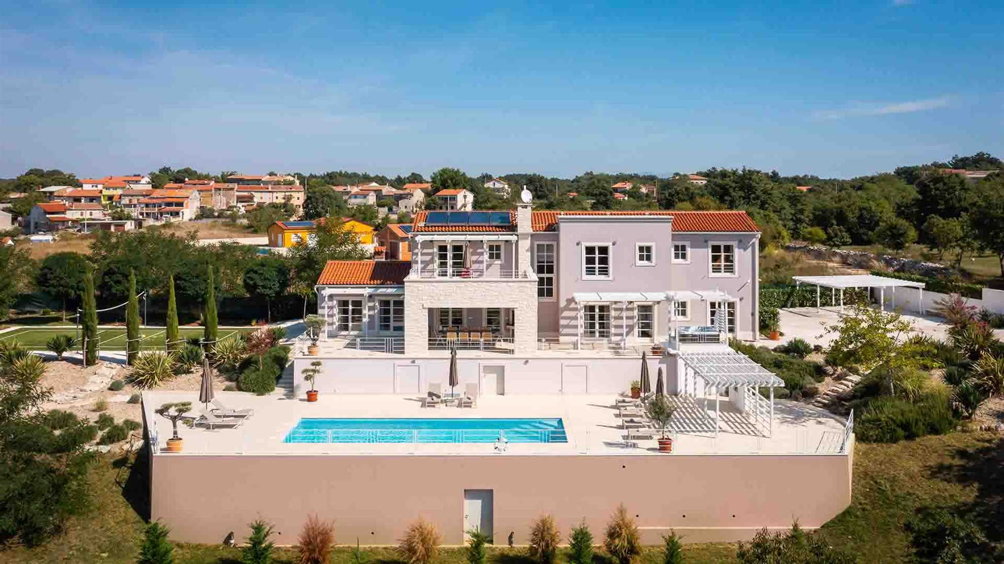 Luxurious and spacious complex for large groups