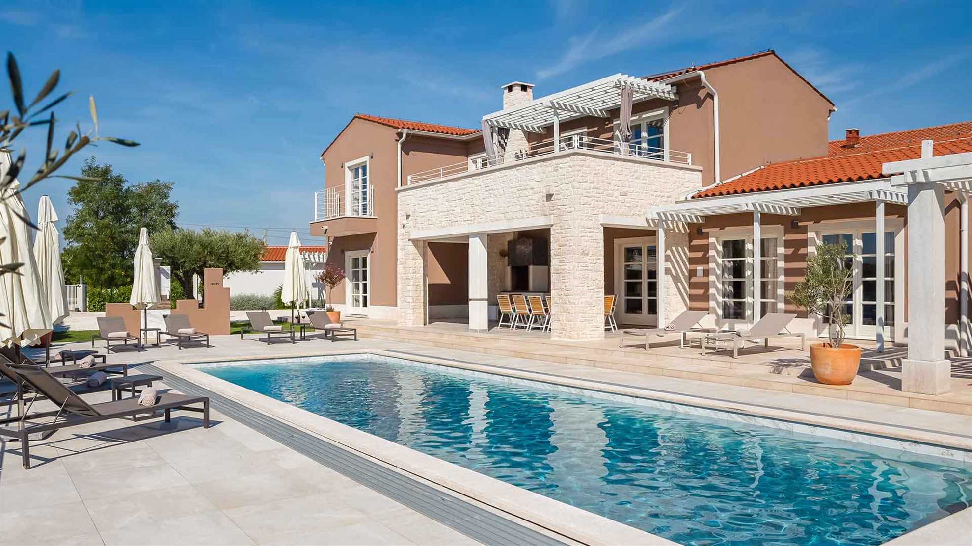 Spacious and modern villa with swimming pool