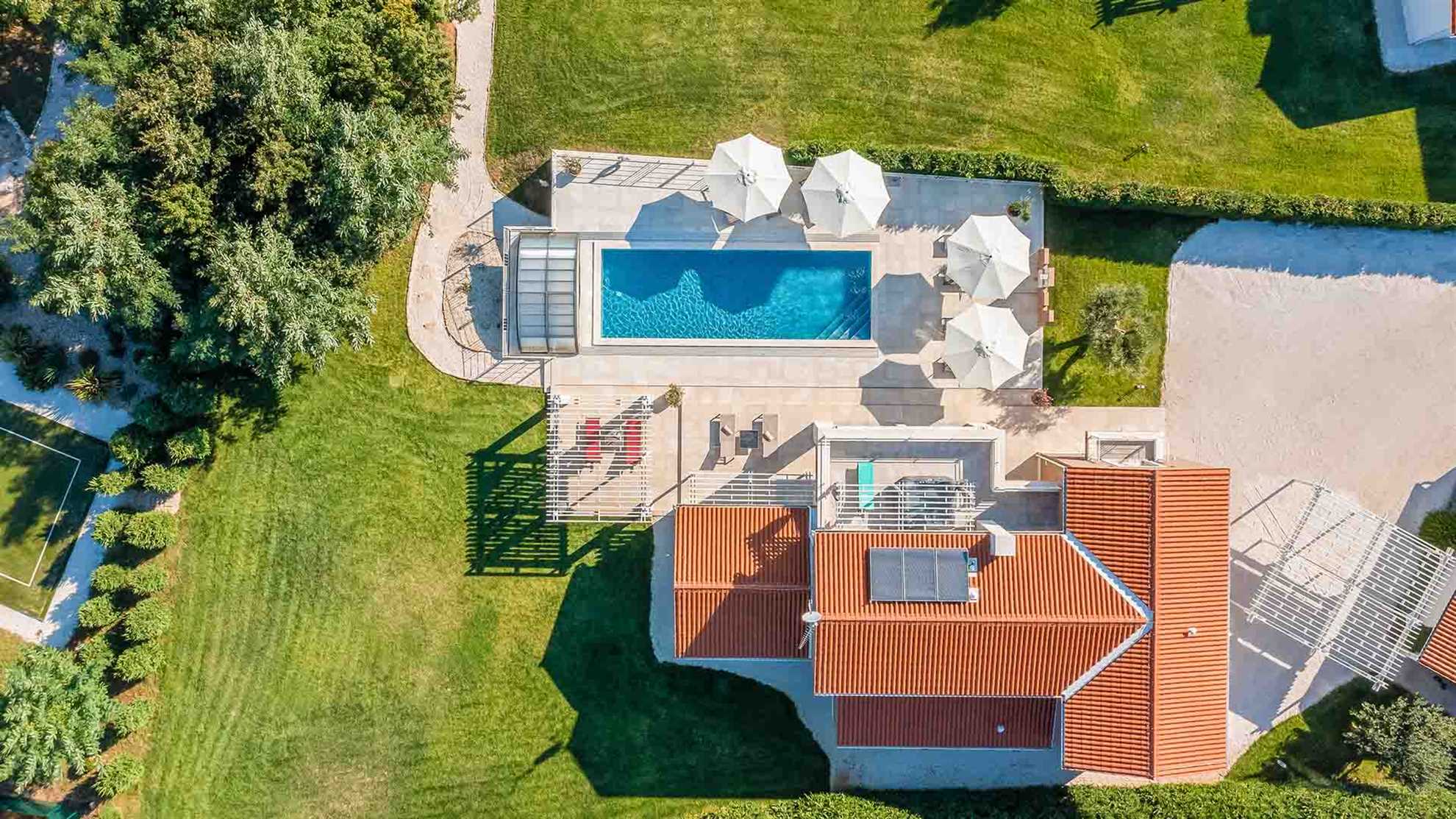 Spacious and modern villa with swimming pool