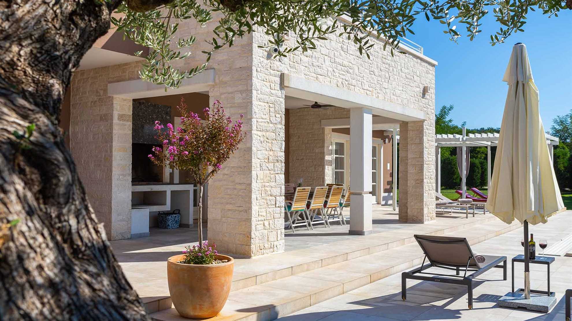 Spacious and modern villa with swimming pool
