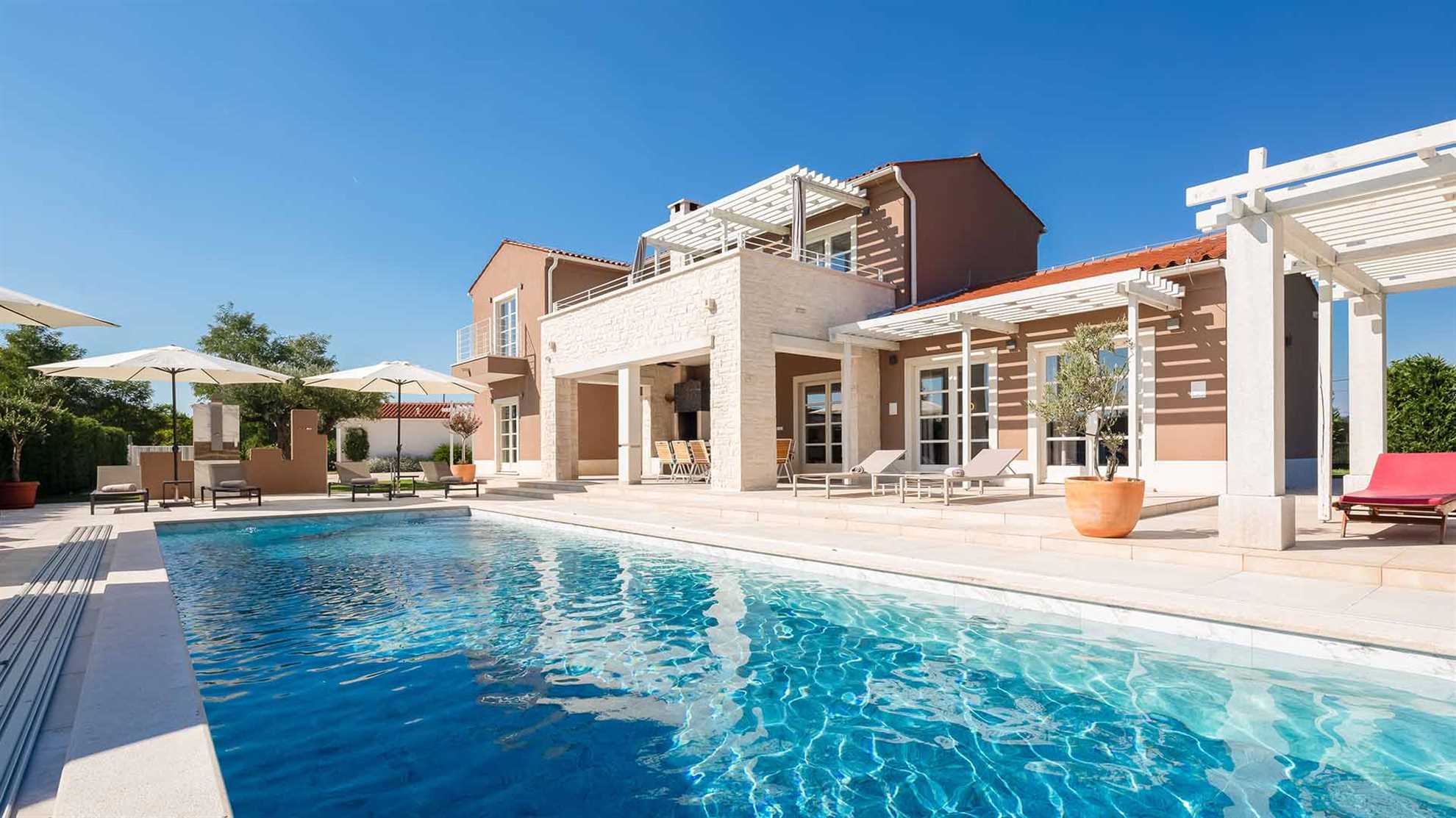 Spacious and modern villa with swimming pool