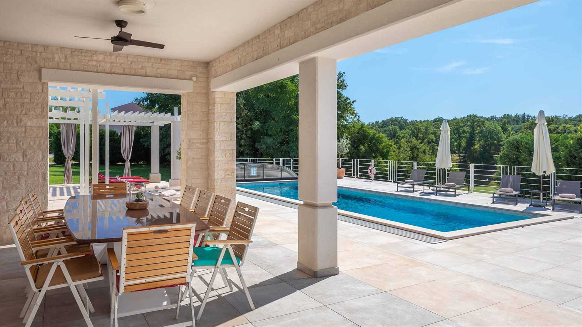 Spacious and modern villa with swimming pool