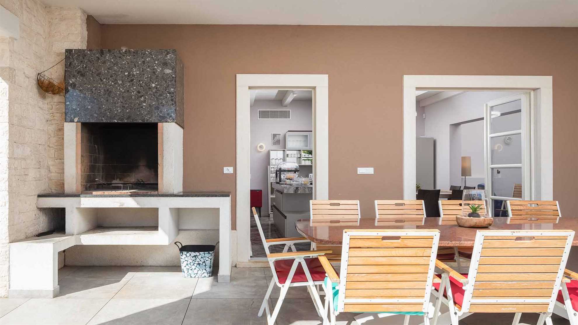 Spacious and modern villa with swimming pool