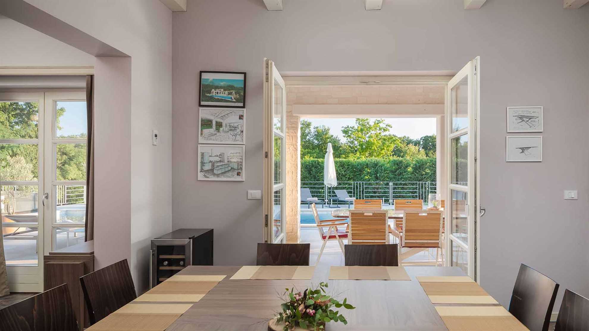Spacious and modern villa with swimming pool