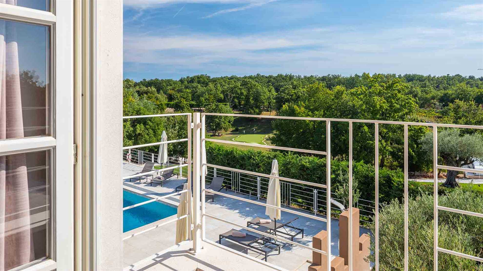 Spacious and modern villa with swimming pool