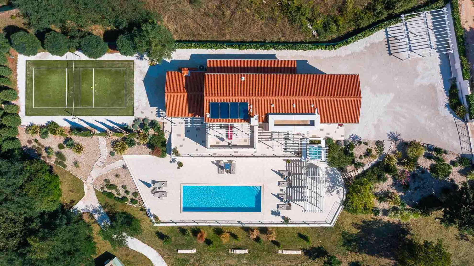 Luxury villa with swimming pool