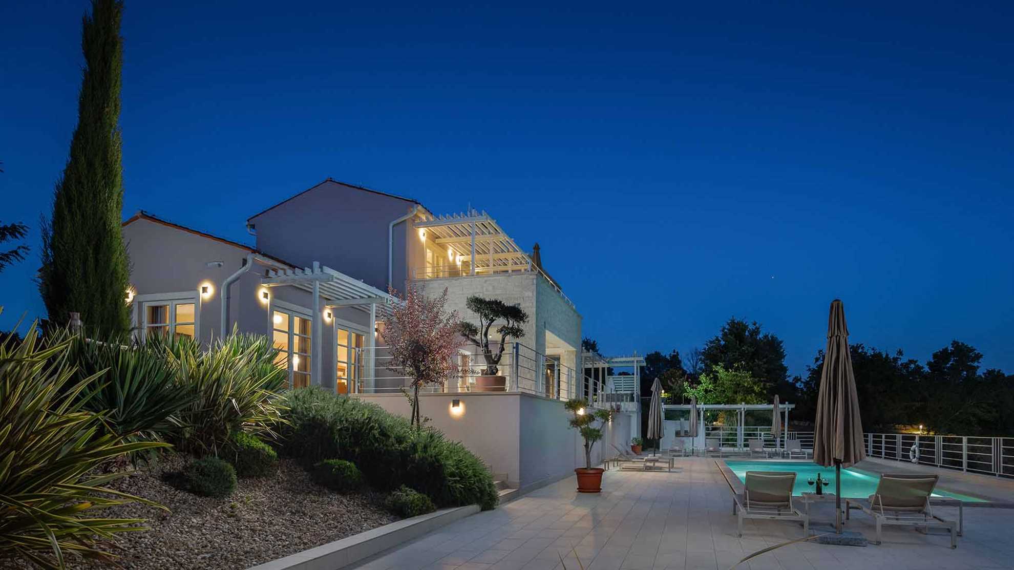 Luxury villa with swimming pool
