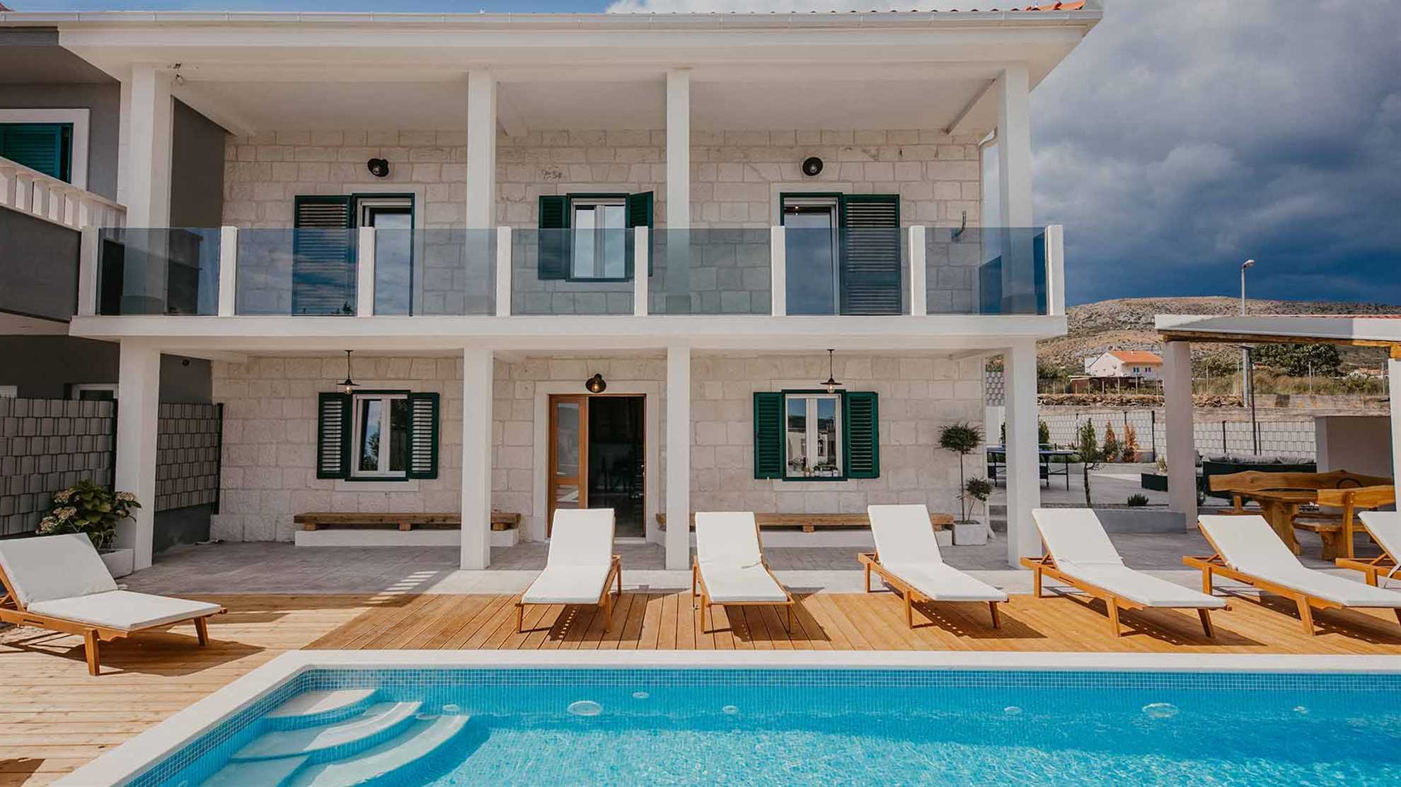 Luxurious villa with outdoor swimming pool
