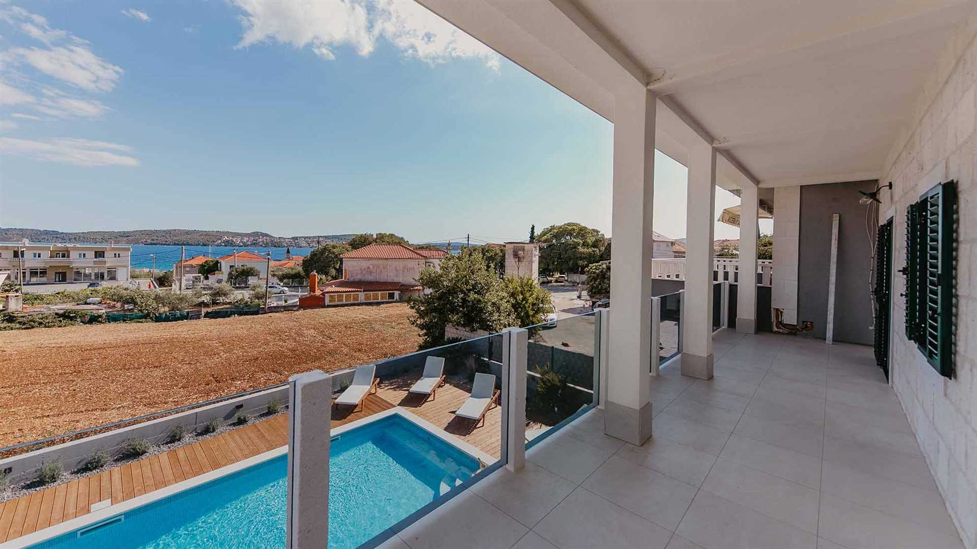 Luxurious villa with outdoor swimming pool