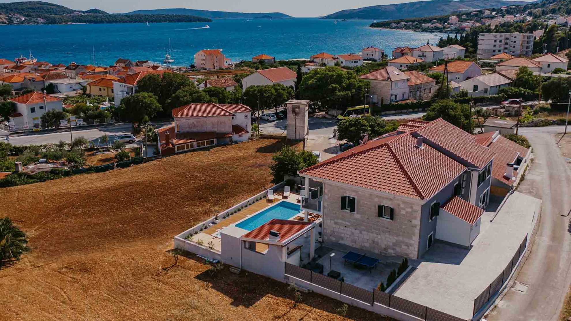 Luxurious villa with outdoor swimming pool