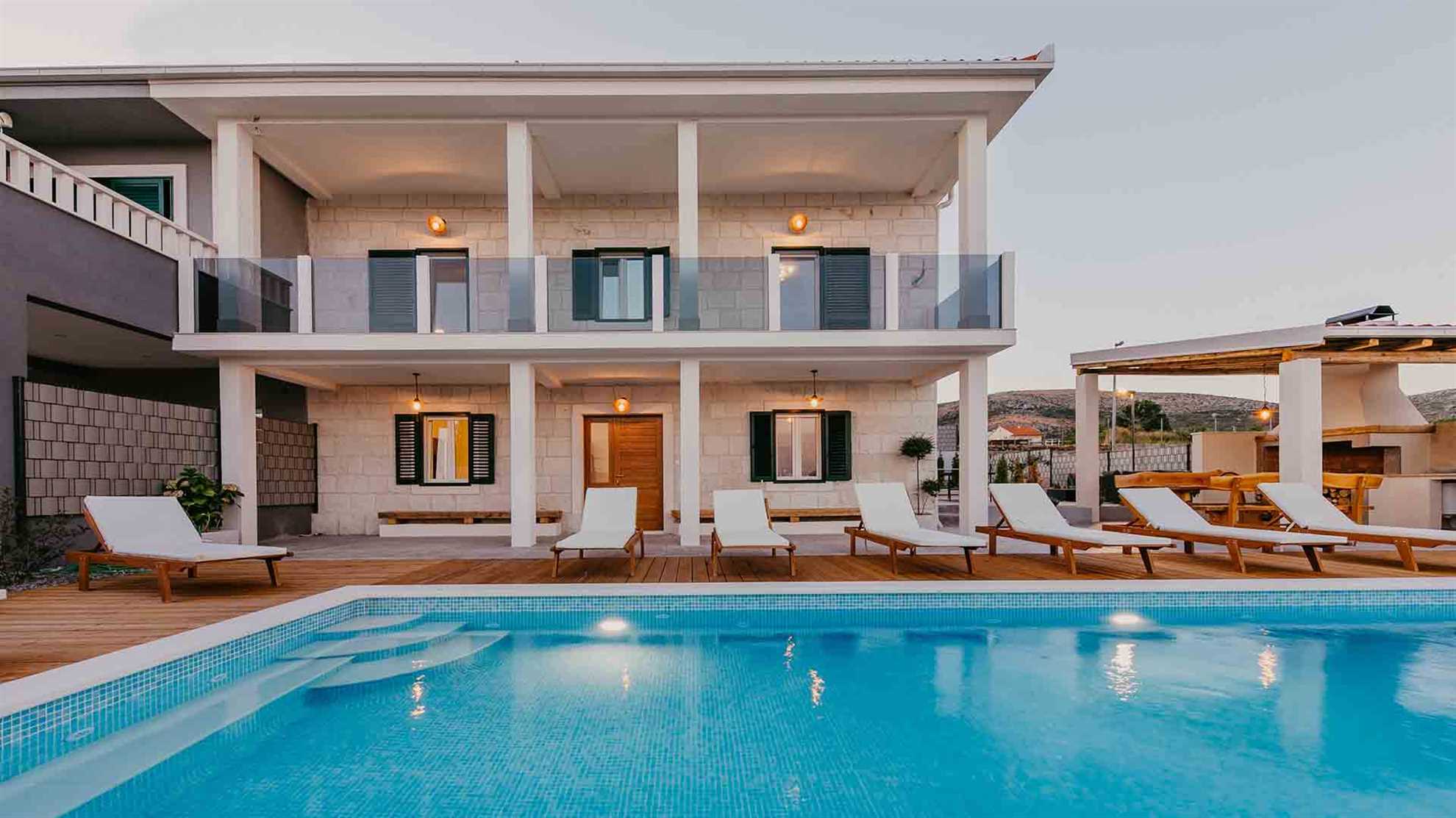 Luxurious villa with outdoor swimming pool