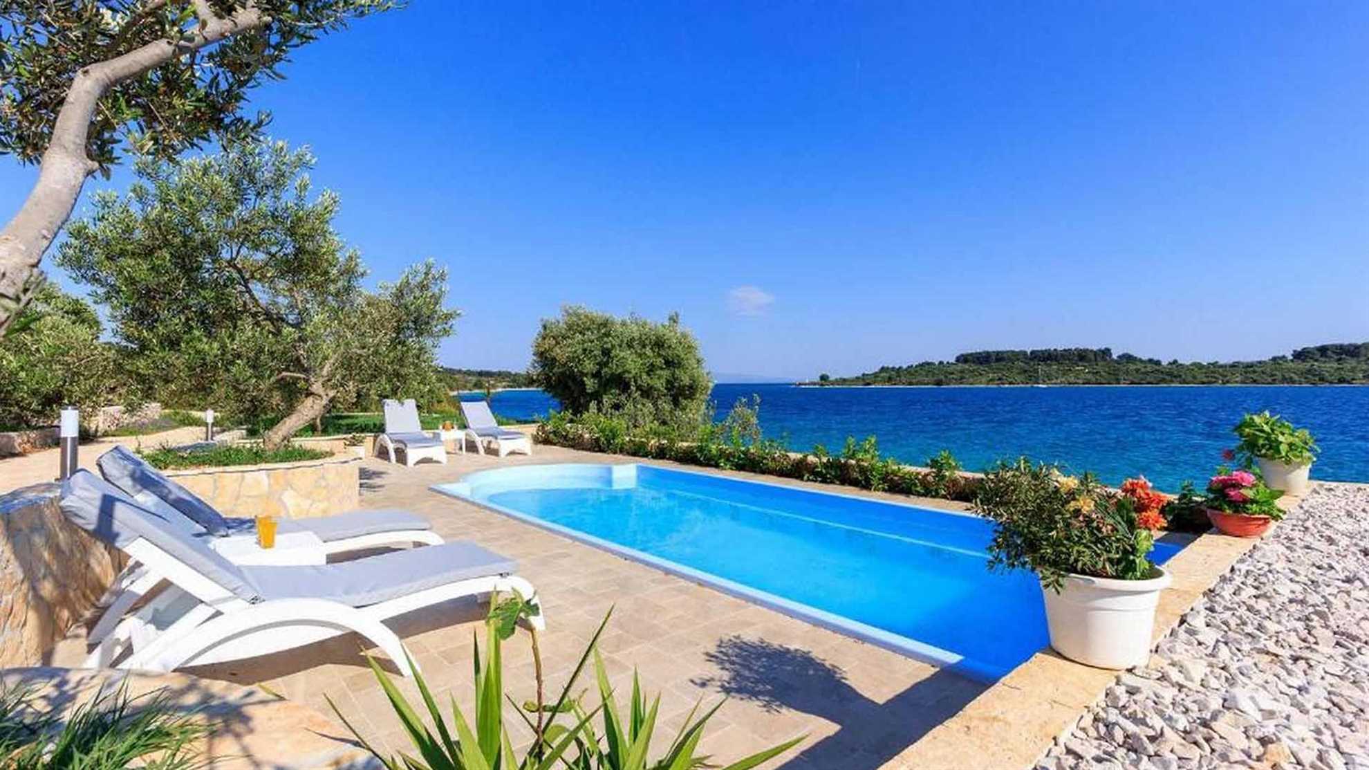 Private, beachfront villa with a swimmingpool on the island Čiovo