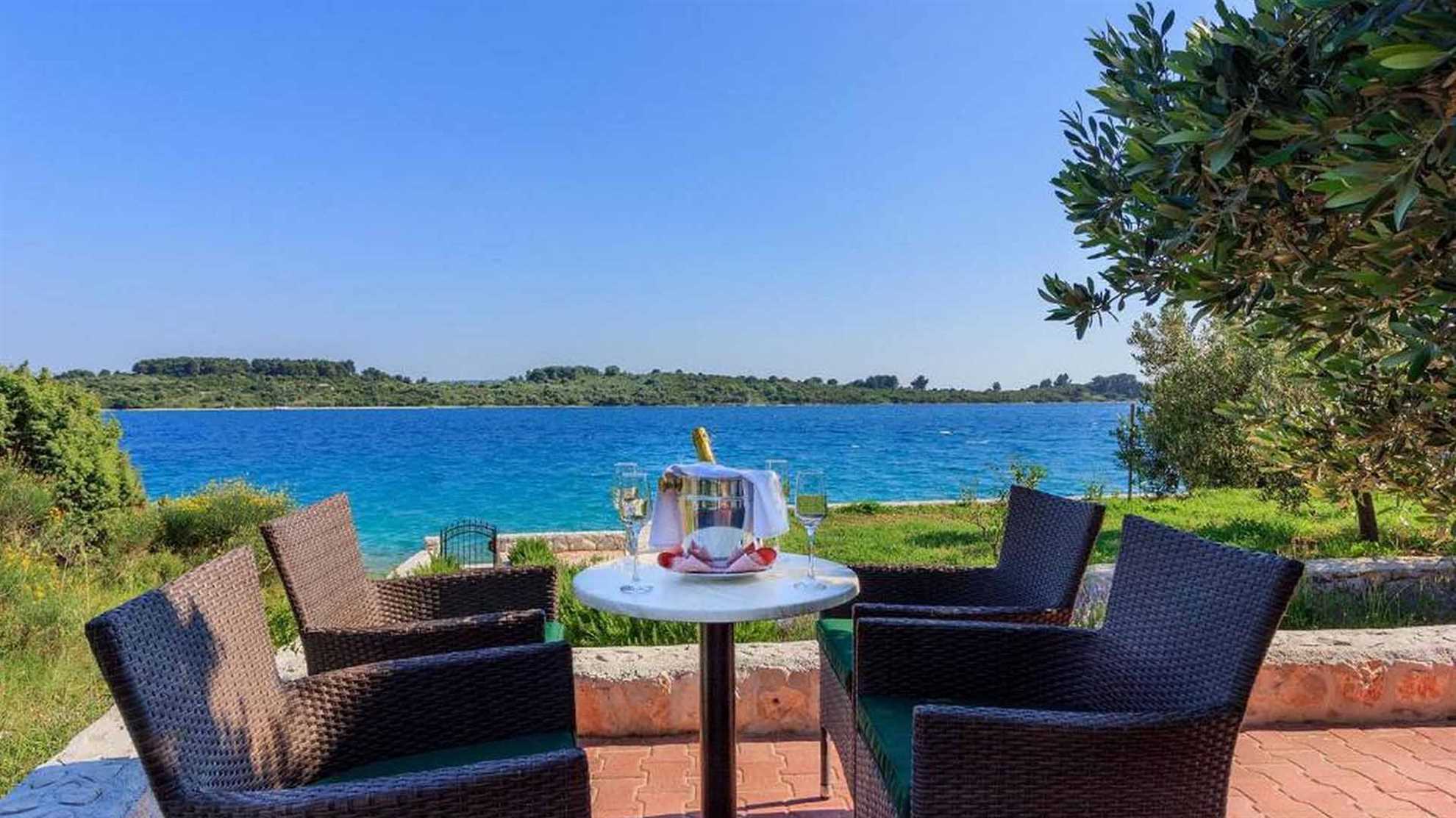 Private, beachfront villa with a swimmingpool on the island Čiovo
