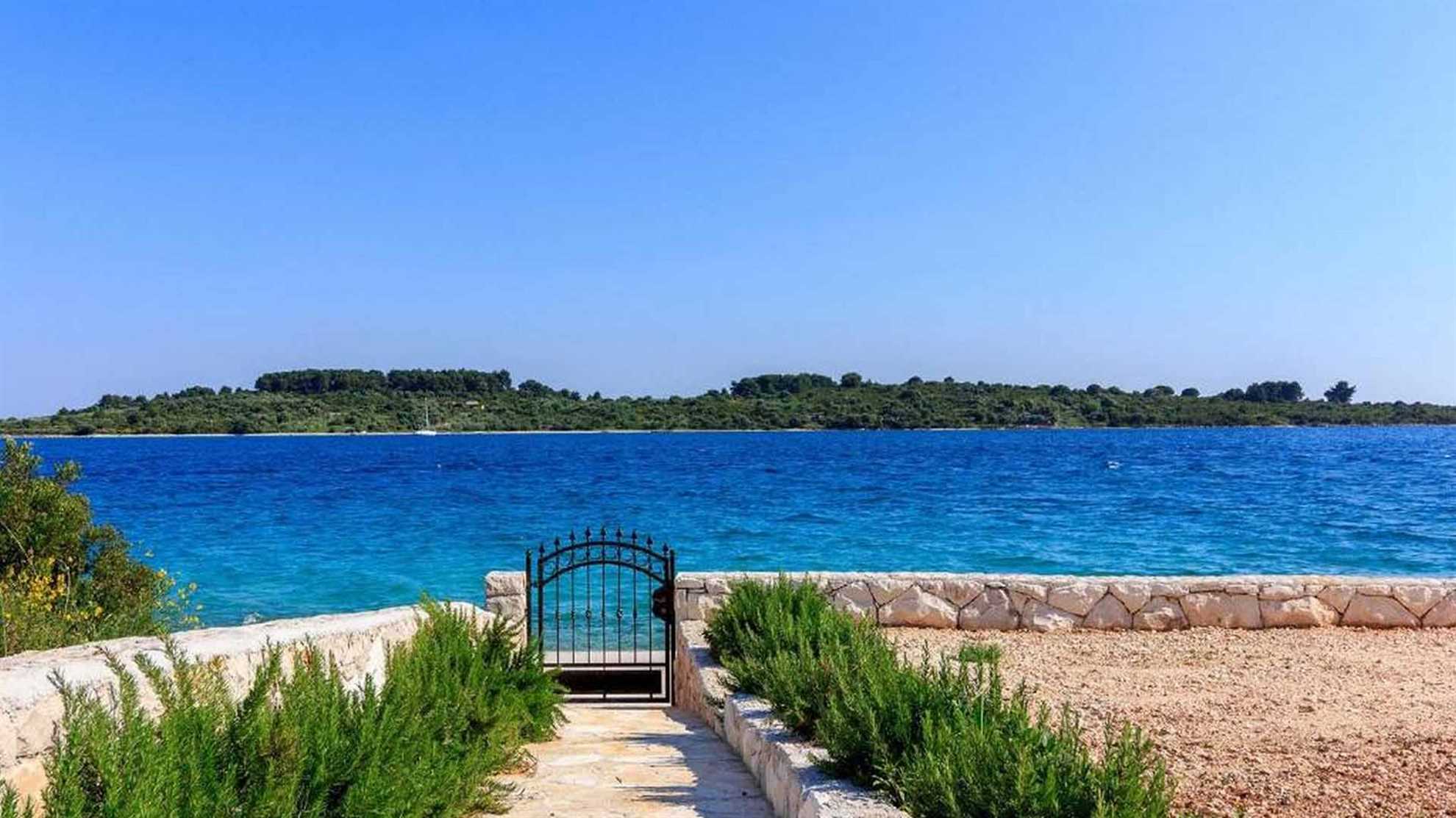 Private, beachfront villa with a swimmingpool on the island Čiovo
