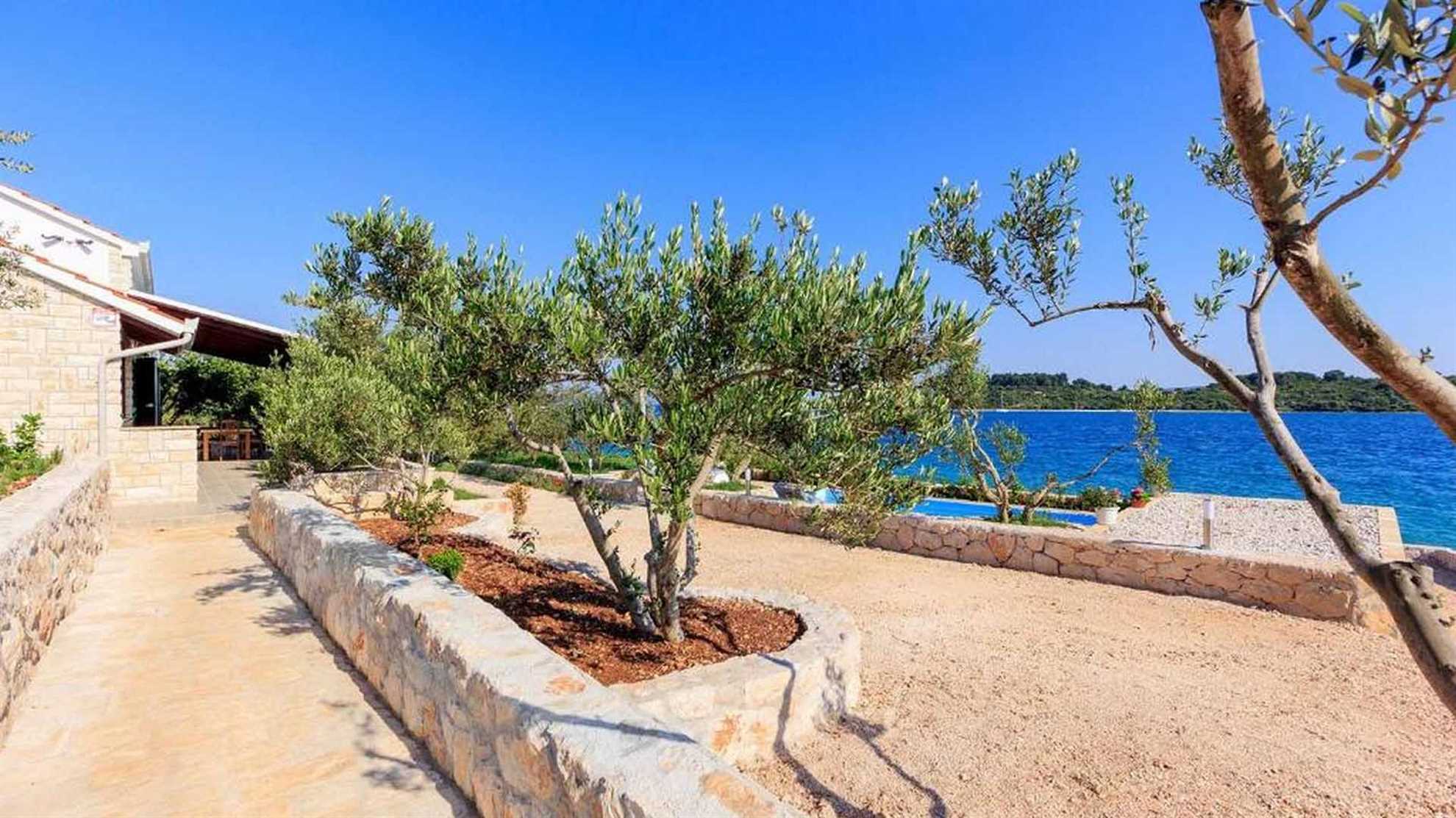 Private, beachfront villa with a swimmingpool on the island Čiovo
