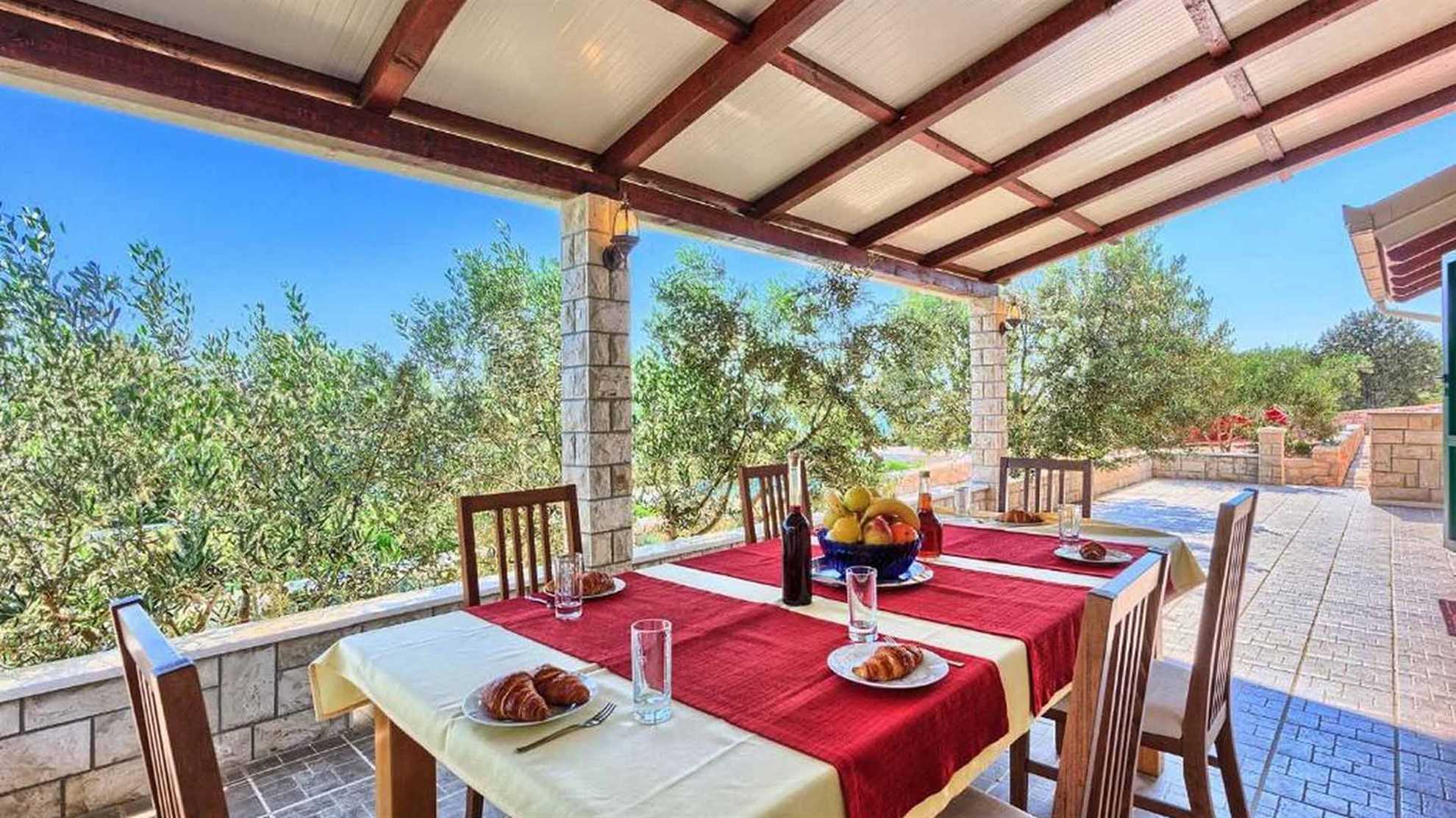 Private, beachfront villa with a swimmingpool on the island Čiovo