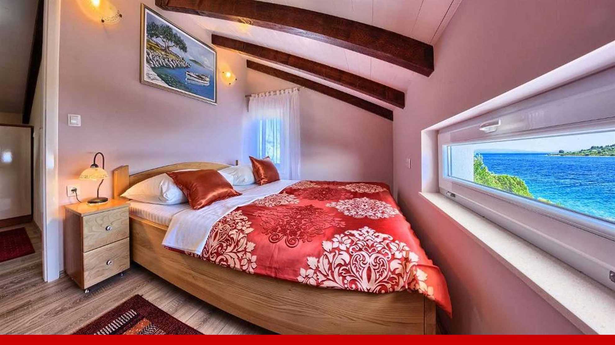Private, beachfront villa with a swimmingpool on the island Čiovo