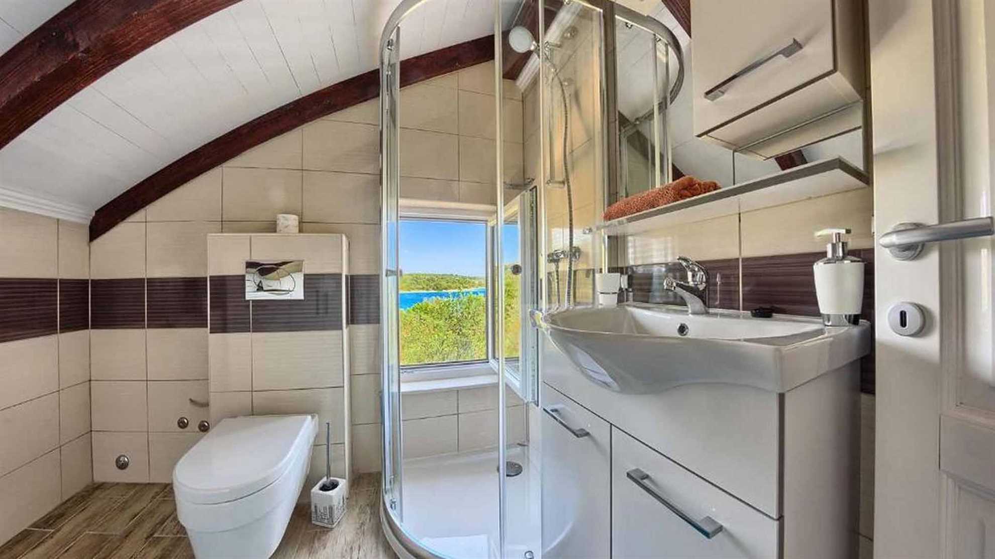 Private, beachfront villa with a swimmingpool on the island Čiovo