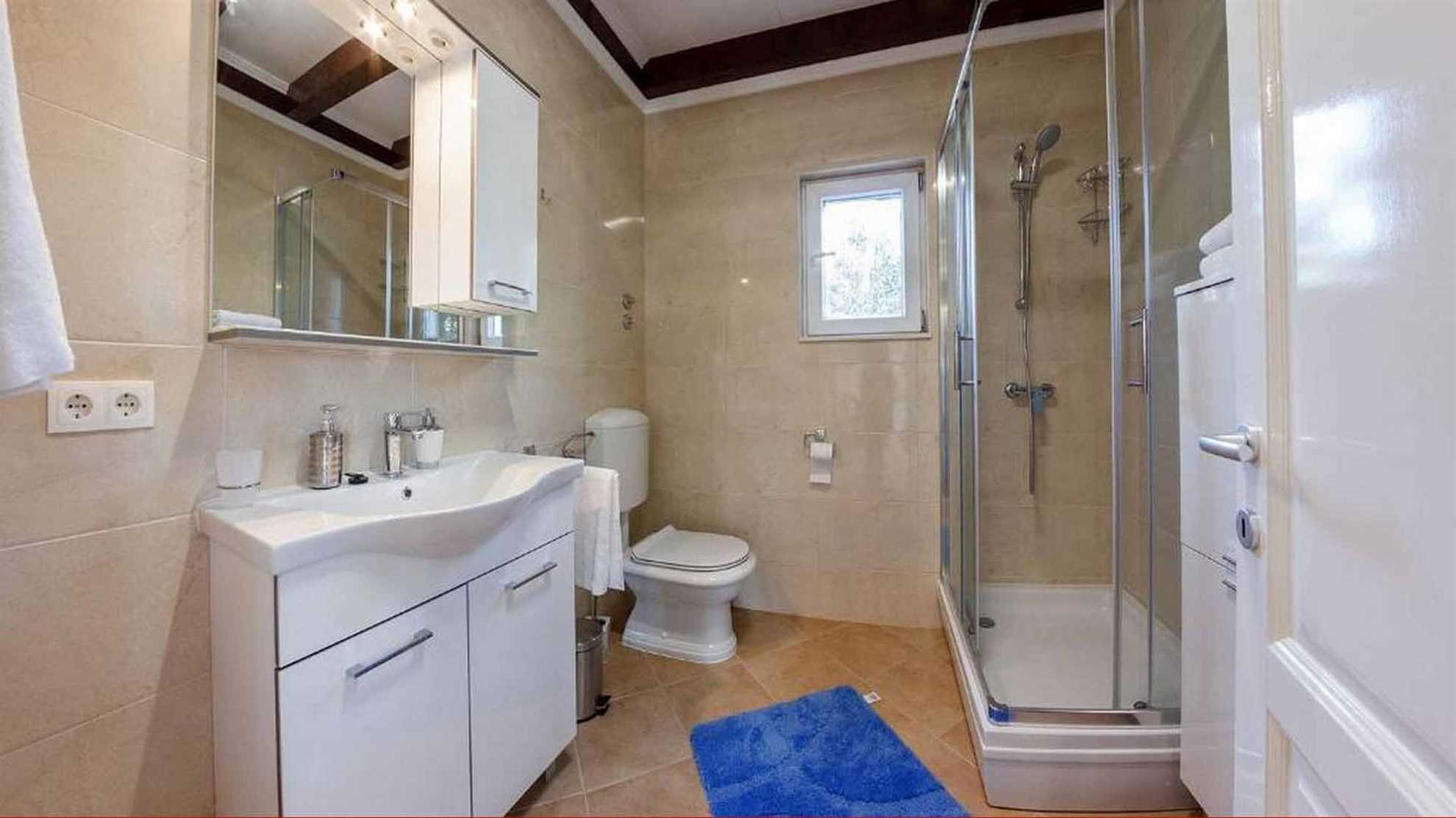 Private, beachfront villa with a swimmingpool on the island Čiovo