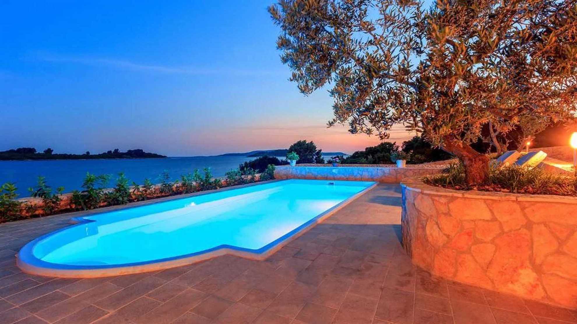 Private, beachfront villa with a swimmingpool on the island Čiovo