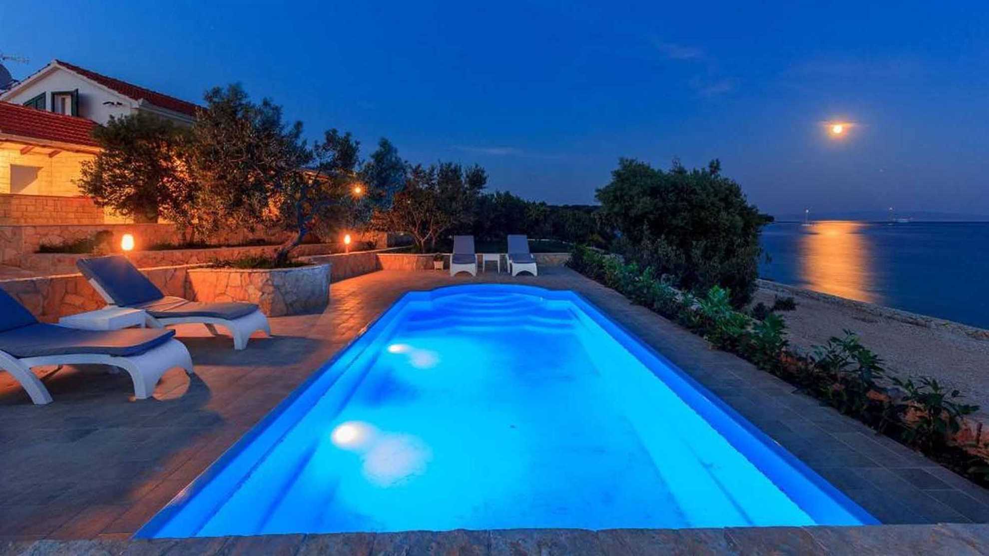 Private, beachfront villa with a swimmingpool on the island Čiovo