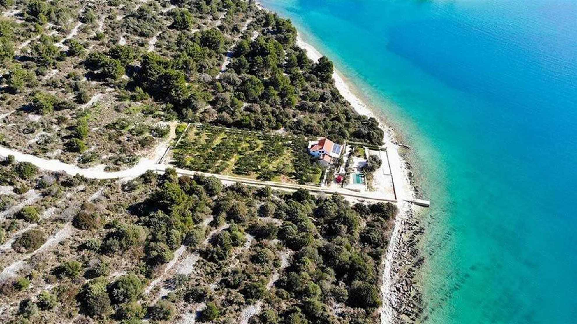 Private, beachfront villa with a swimmingpool on the island Čiovo