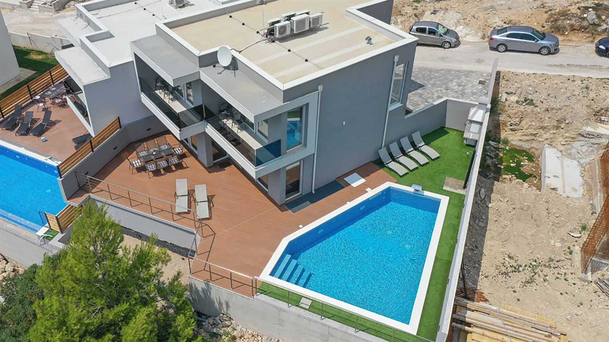 A modern, poolside complex on Klis with a stunning view on Split