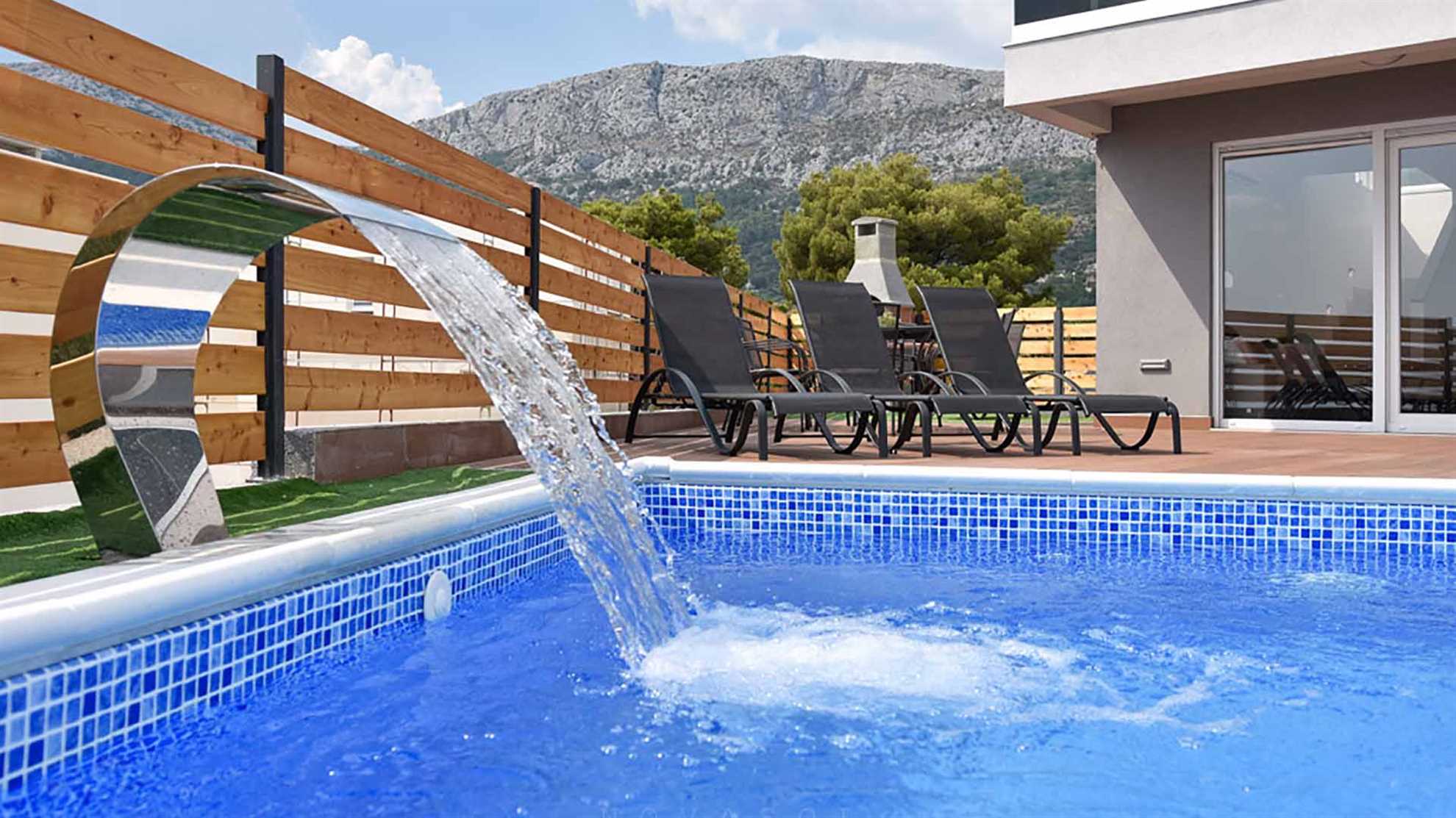 A modern, poolside complex on Klis with a stunning view on Split