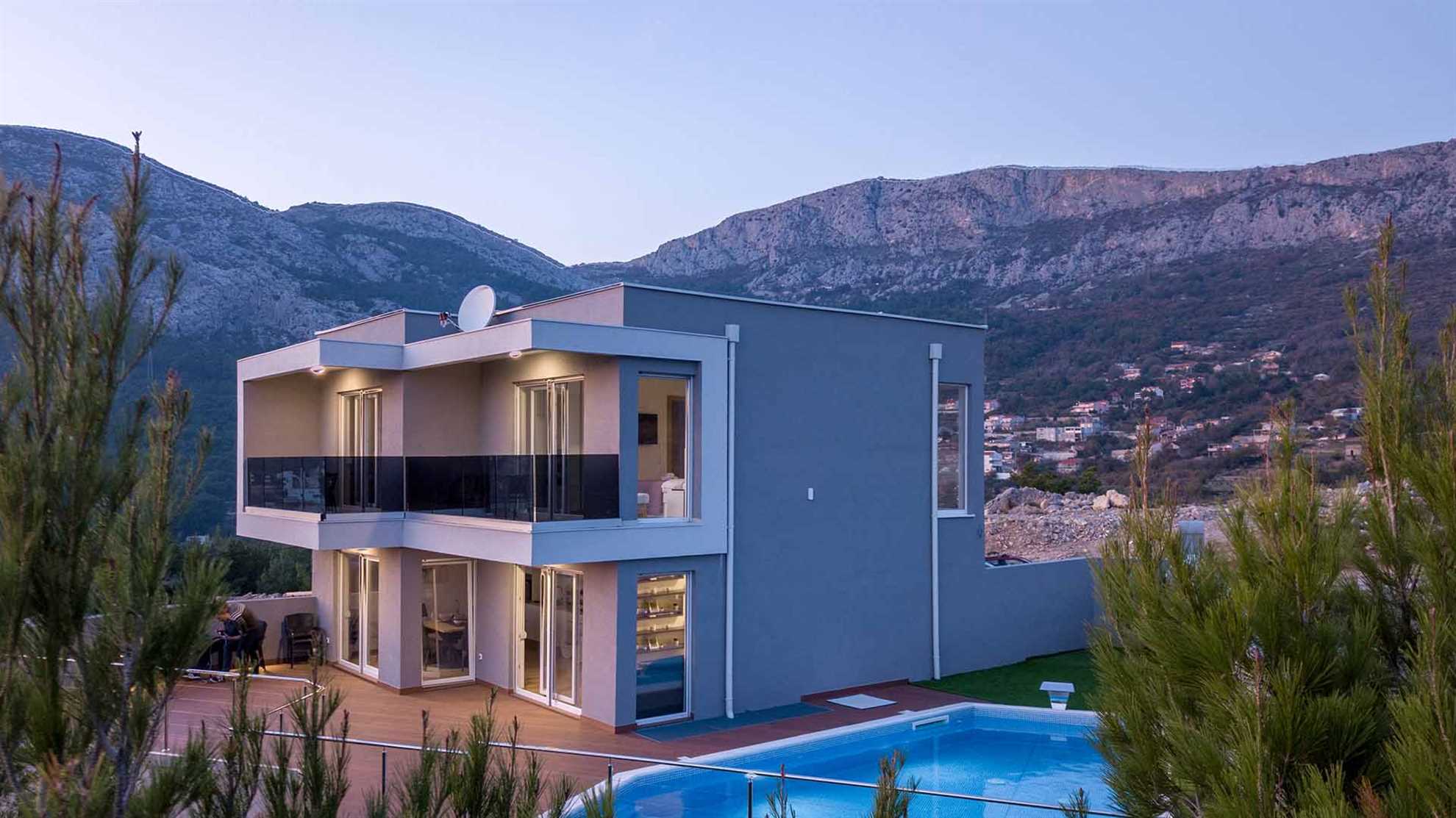 A modern, poolside complex on Klis with a stunning view on Split