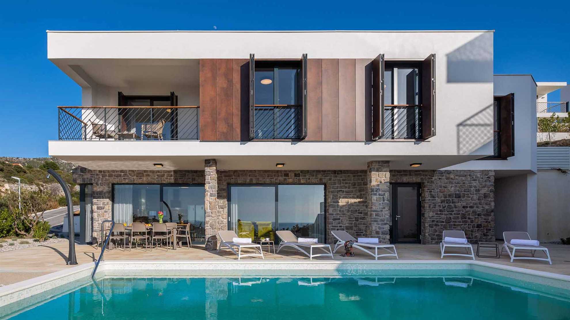 Luxurious holiday home by the beach