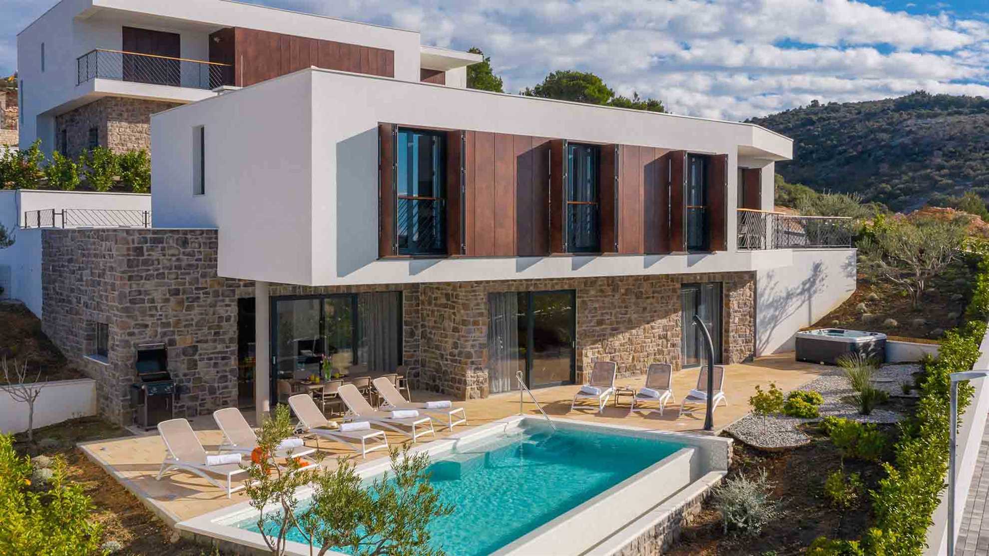 Luxurious villa with sauna and outdoor jacuzzi