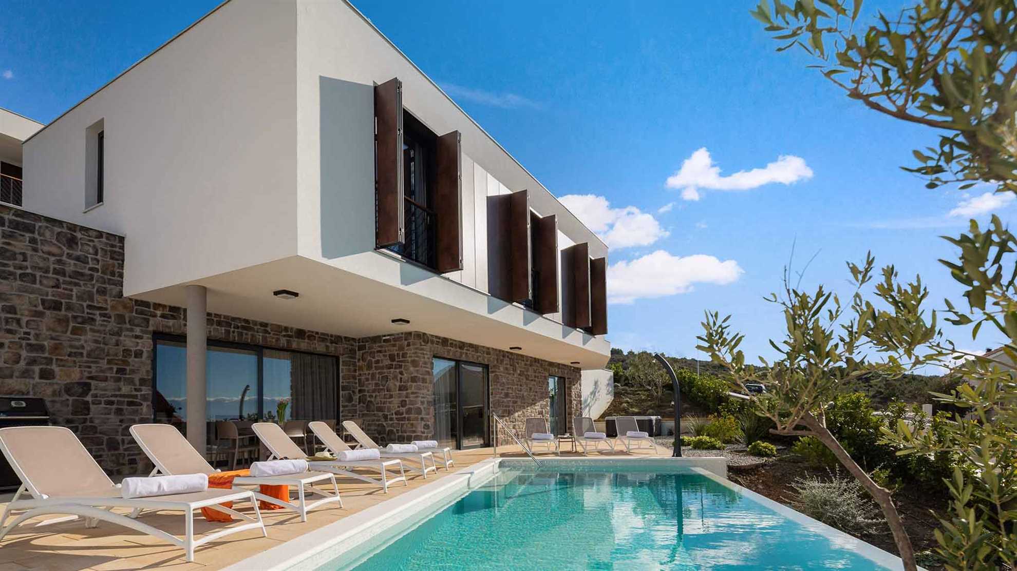 Luxurious villa with sauna and outdoor jacuzzi