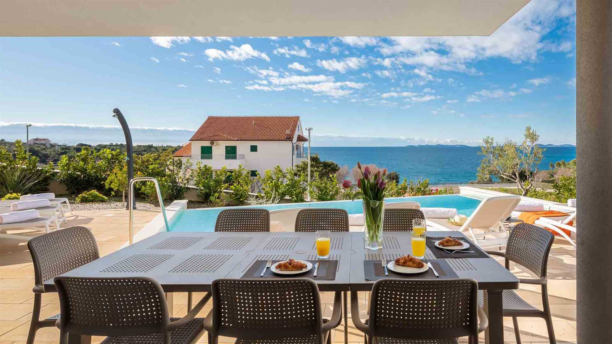 Luxurious villa with sauna and outdoor jacuzzi
