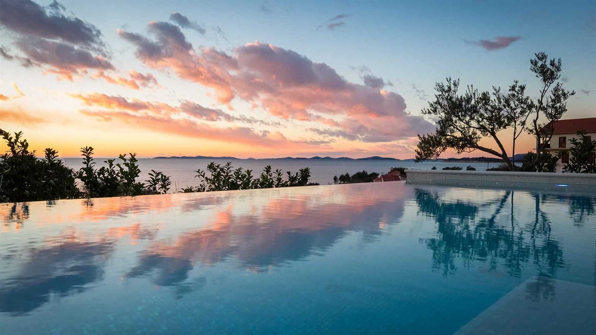 Luxurious villa with sauna and outdoor jacuzzi