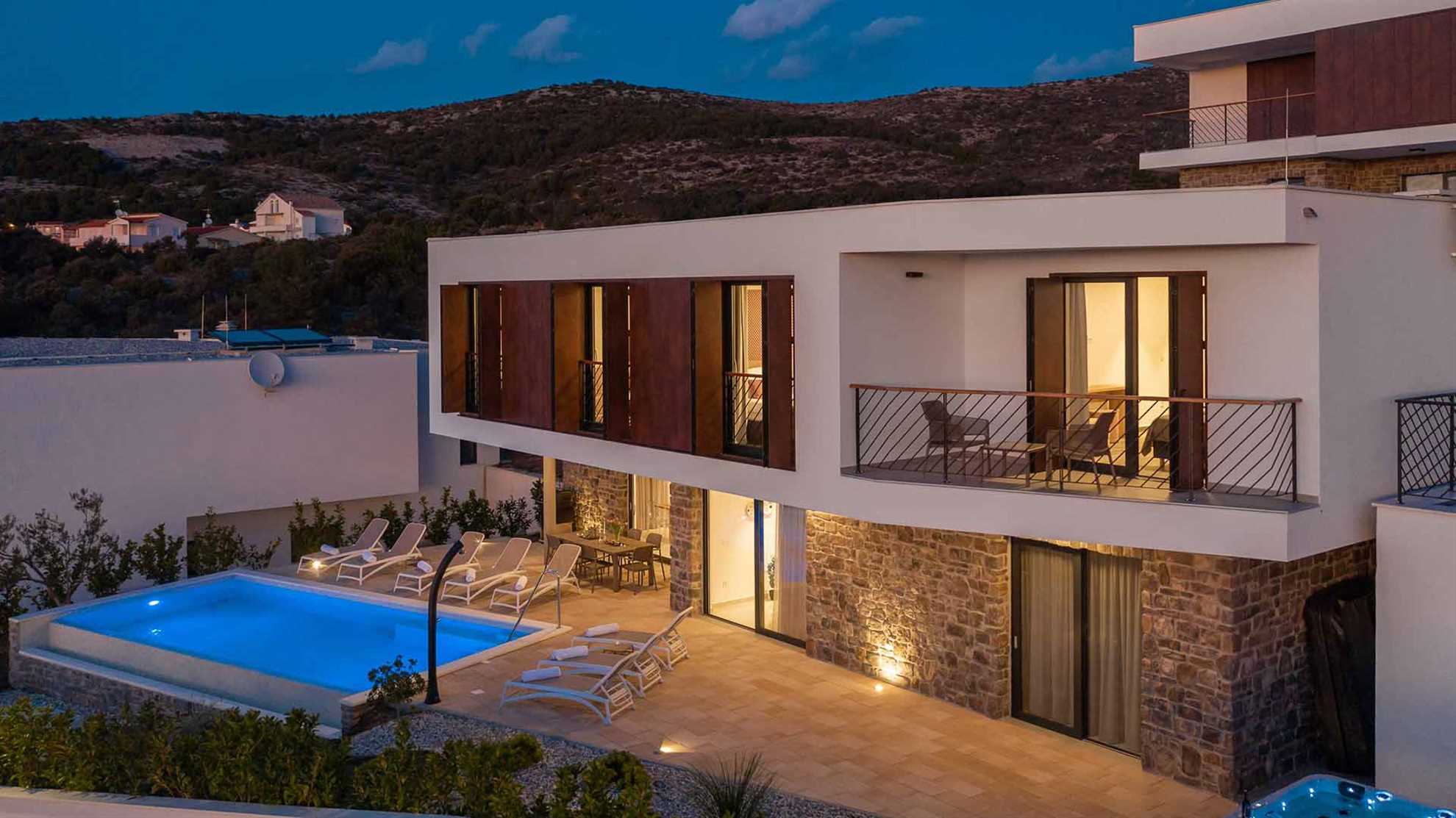 Luxurious villa with sauna and outdoor jacuzzi
