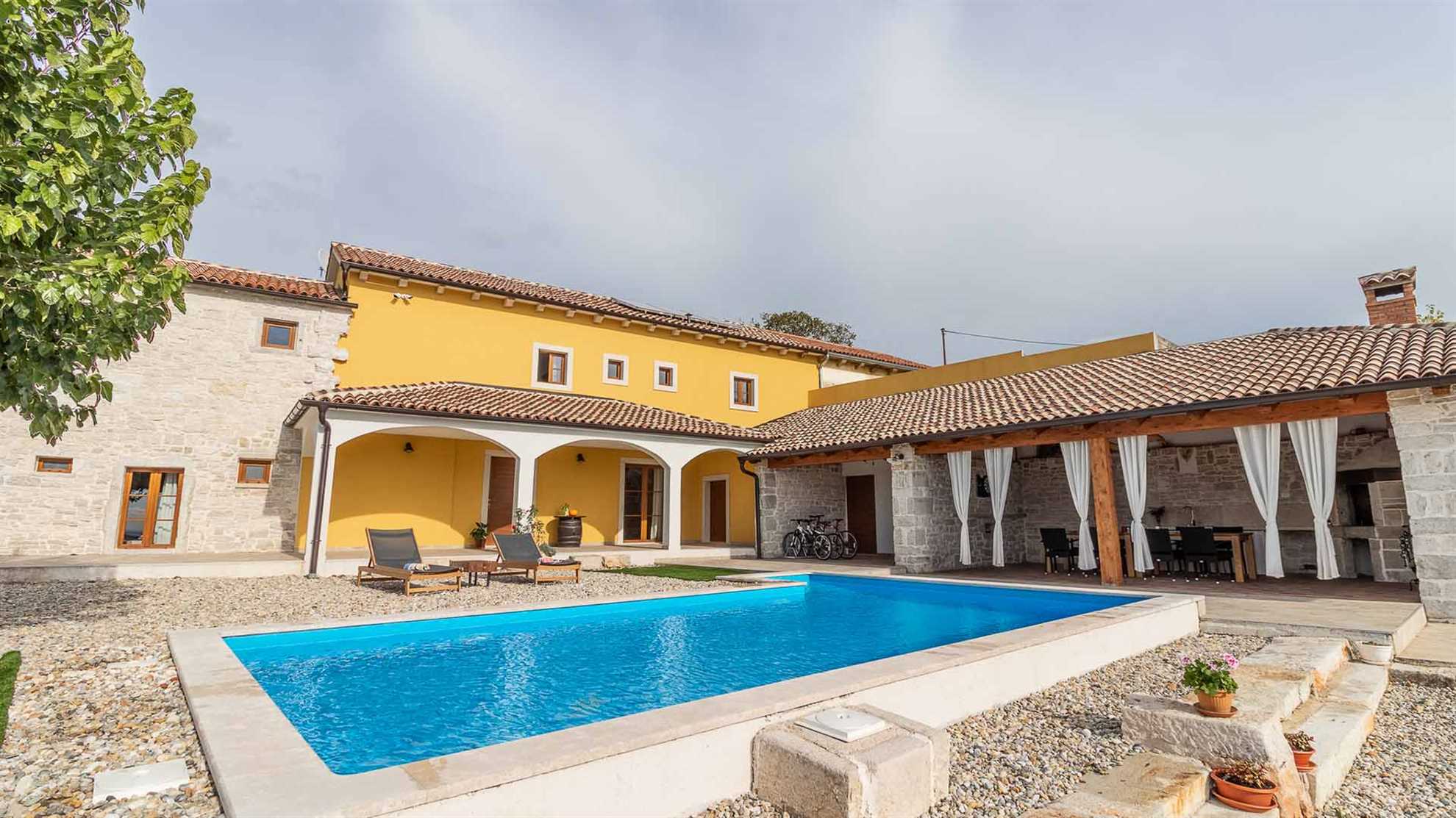 Rustical countryside villa with swimming pool