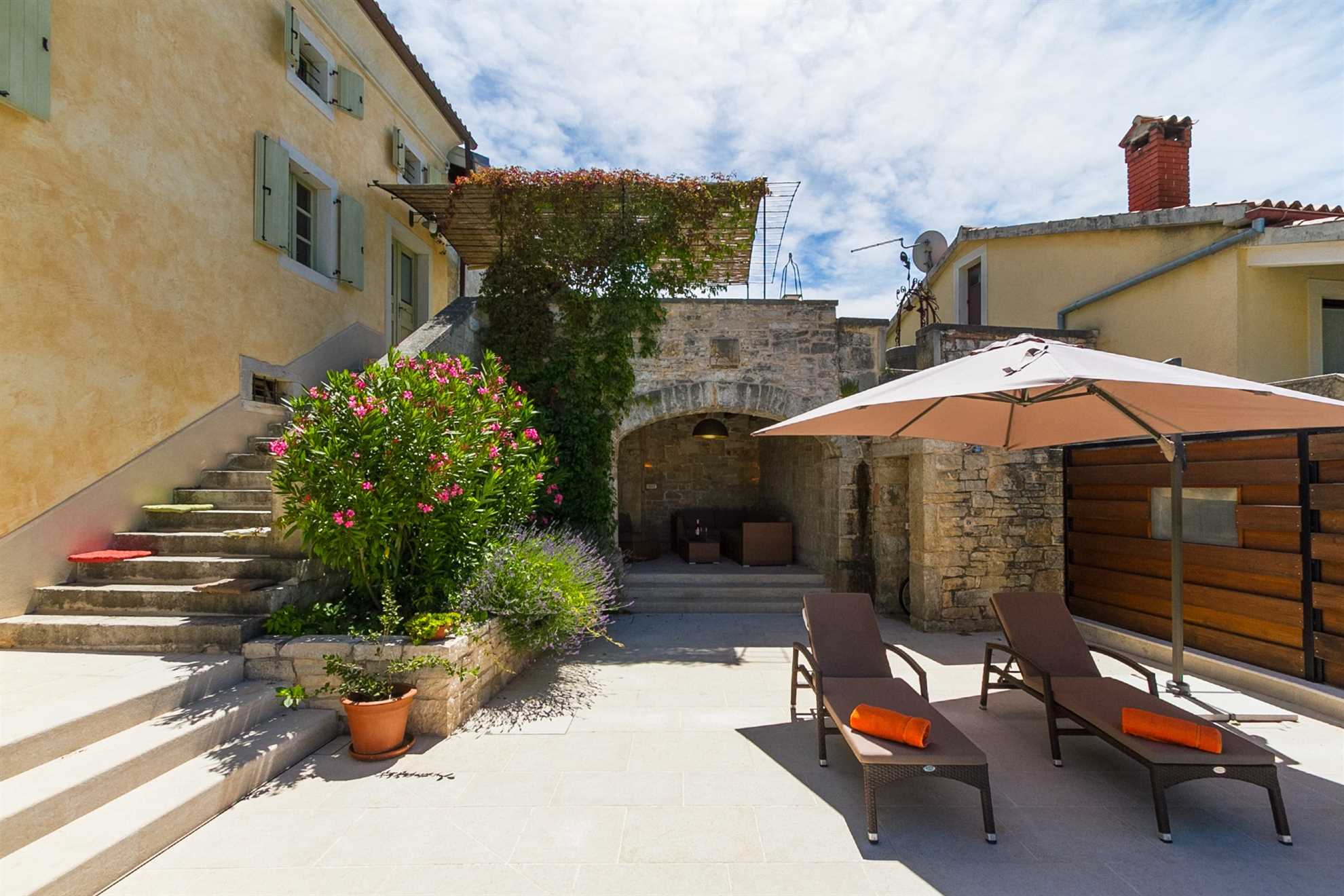 Heritage villa with a pool and bicycles