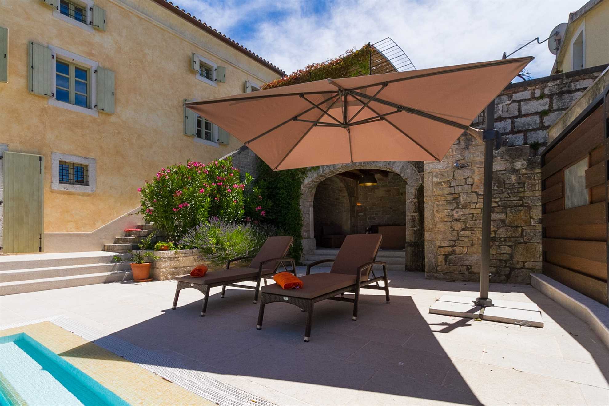 Heritage villa with a pool and bicycles
