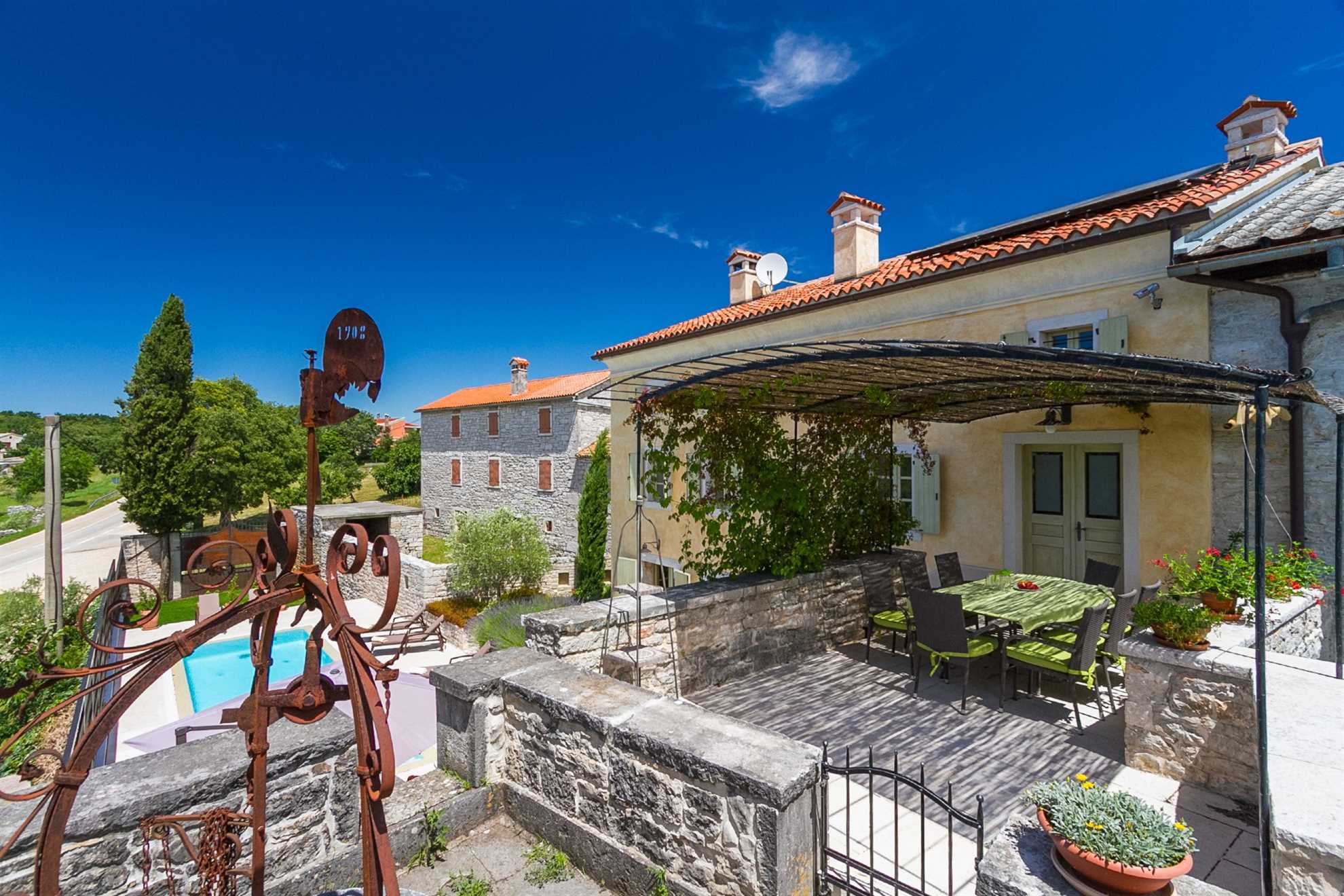Heritage villa with a pool and bicycles