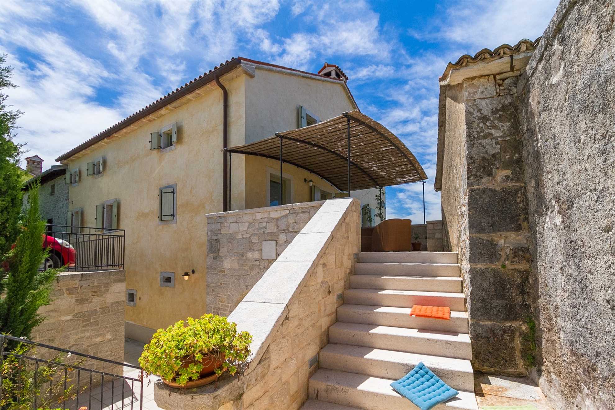 Heritage villa with a pool and bicycles