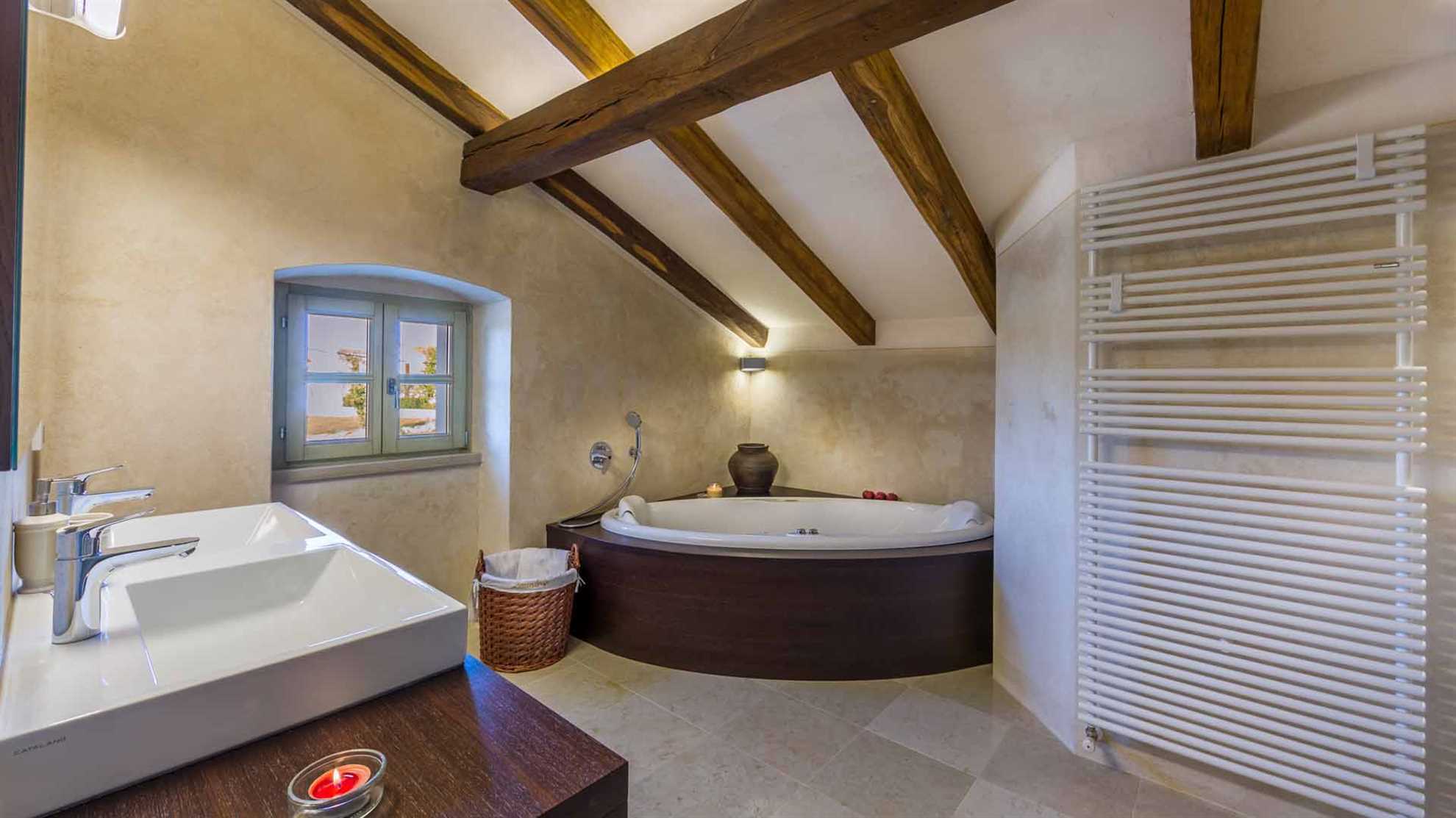 Heritage villa with a pool and bicycles