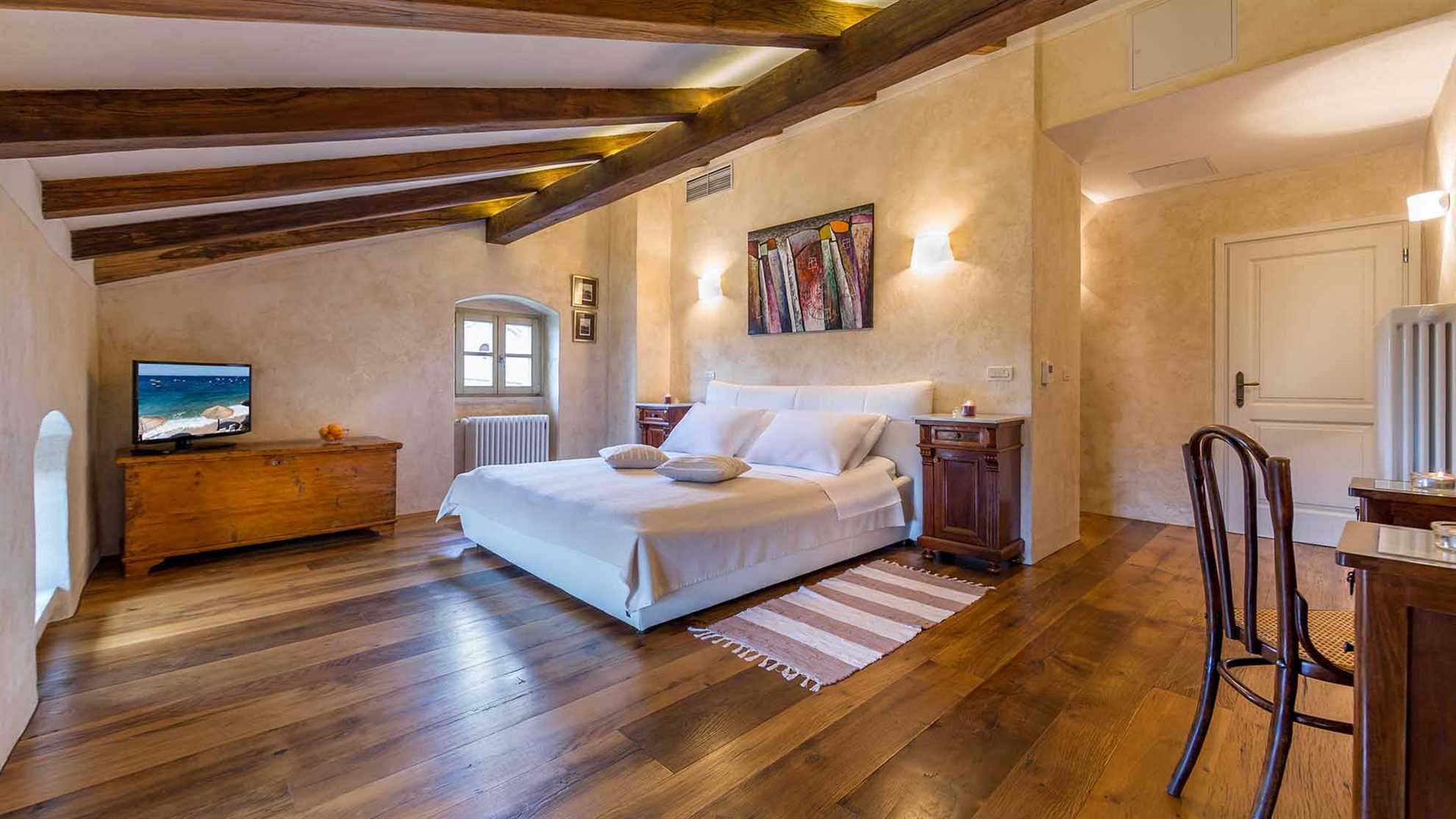 Heritage villa with a pool and bicycles
