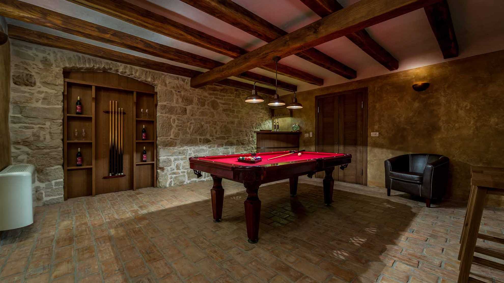 Heritage villa with a pool and bicycles