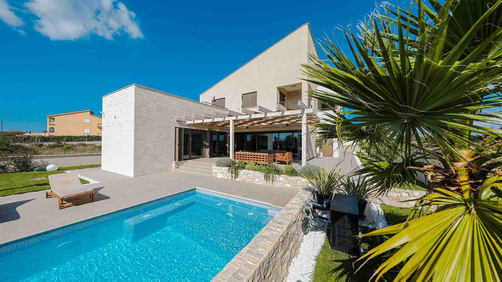 A modern villa in Nin area with sauna and a gym
