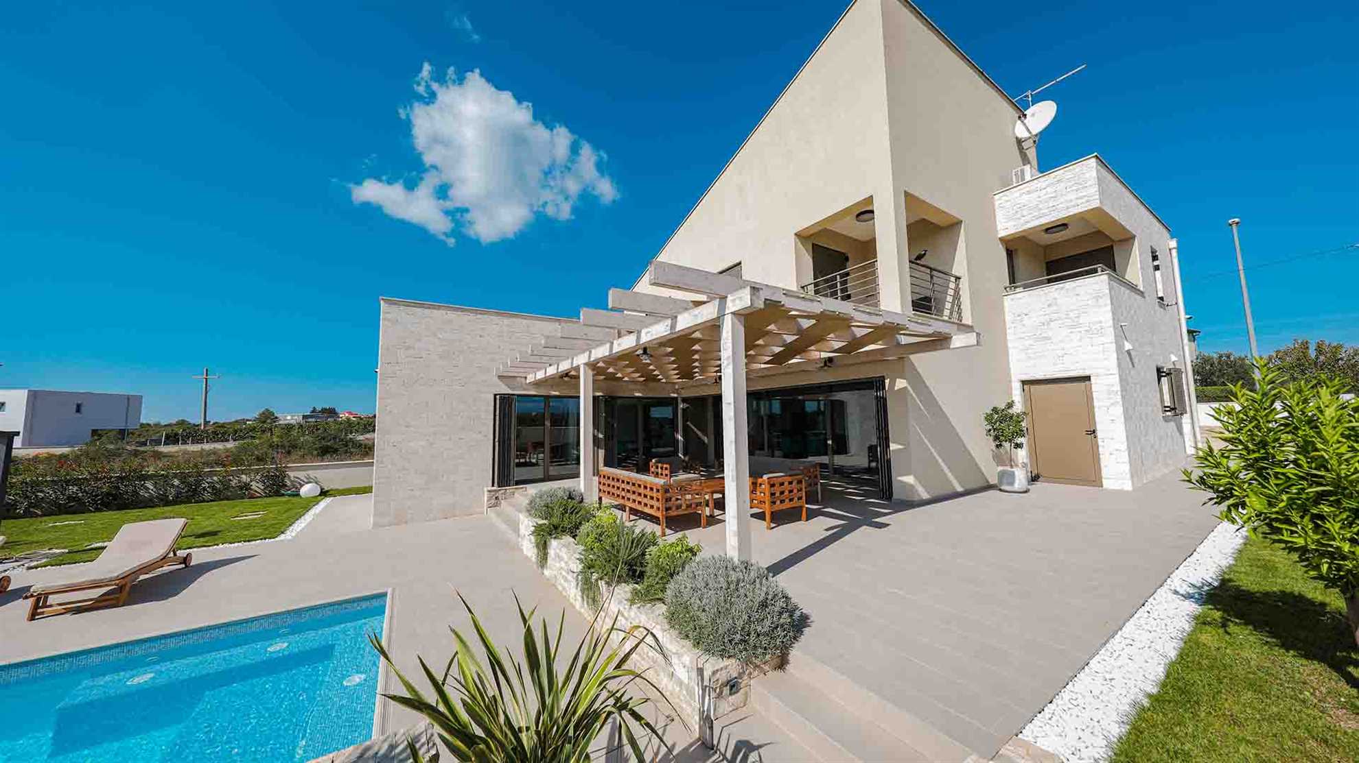 A modern villa in Nin area with sauna and a gym